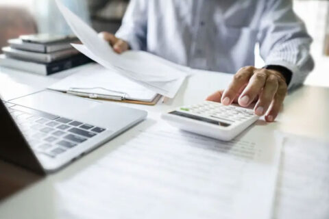 A family lawyer calculating child support payments in Tucson, AZ